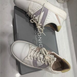 Vionic sneakers size 7